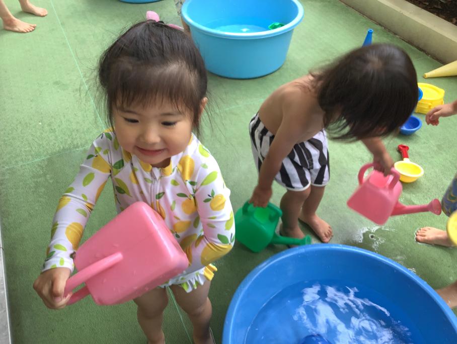 2歳児クラスみかん組水遊びの様子