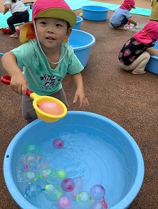 2さいみずあそびのようす