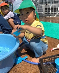 1さいみずあそびのようす