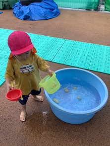 2さいみずあそびのようす
