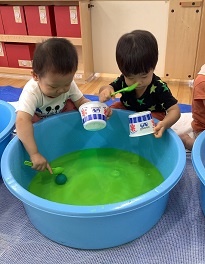 1さいみずあそびのようす