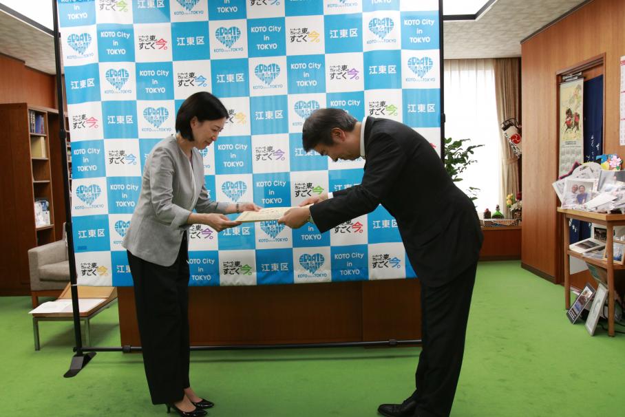 石原環境大臣から大久保区長へ感謝状贈呈
