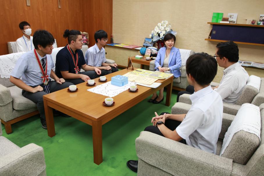 ソファに座り歓談する木村区長と、部員3名と教員2名。教員のうち1名は生物を教えており、生徒たちと一緒に研究を楽しんだとのこと。