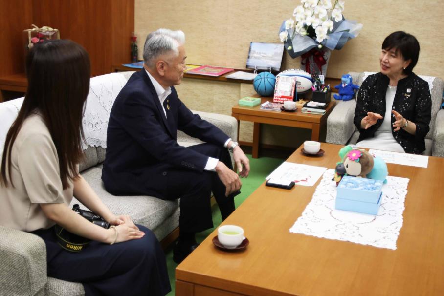 ソファに腰かけ『果てしない物語』などの作品について歓談する木村区長と大和田代表取締役。