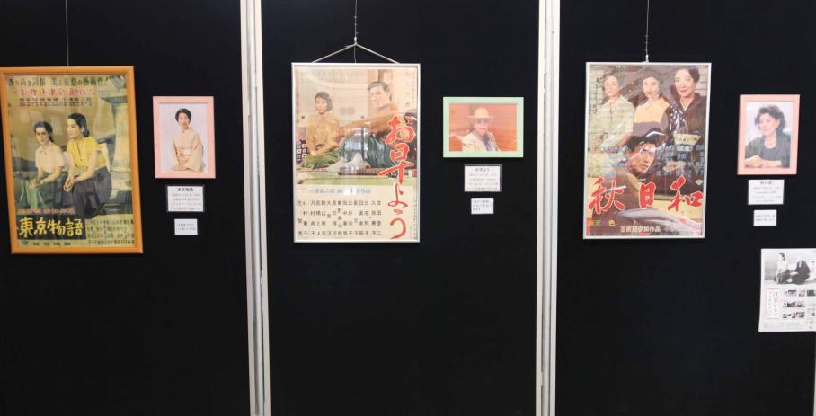 小津作品「東京物語」「お早よう」「秋日和」などのカラーのオリジナルポスターが並ぶコーナー。原節子など大女優が描かれている。