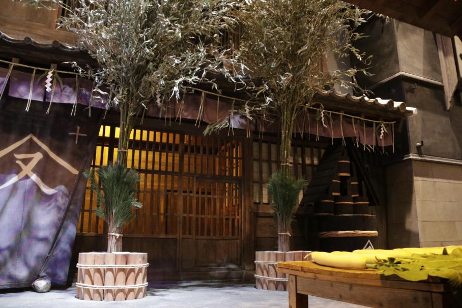 問屋の巨大門松。松で束ねられた竹は笹がつき、まるで七夕飾りにように見える。問屋の軒下には軒飾りがつるされている。