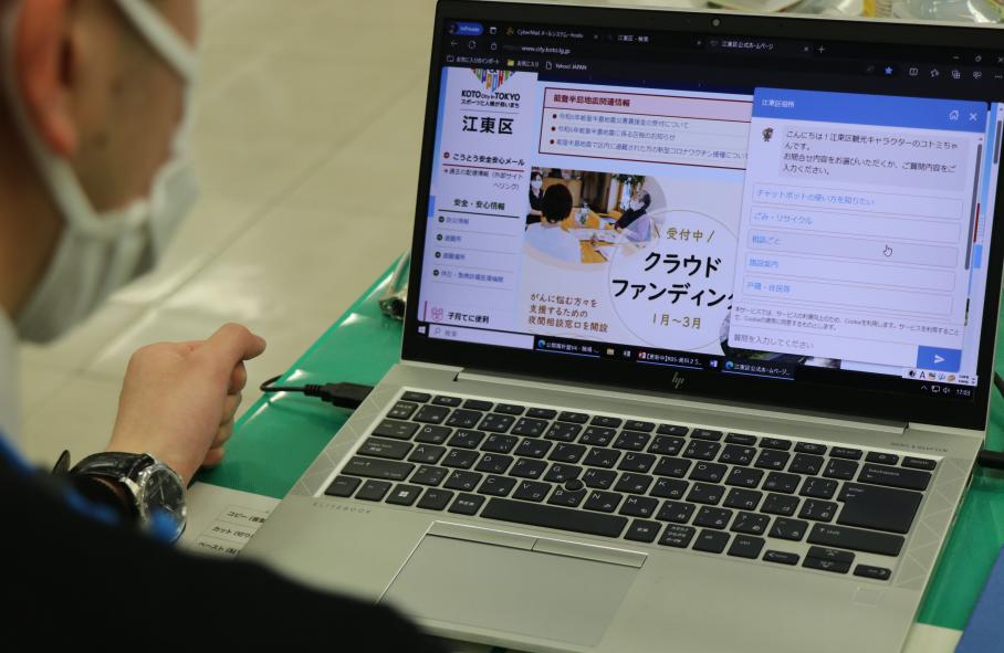 男性が操作するパソコンの画面右側にはAIチャットボットの質問画面がうつされている。