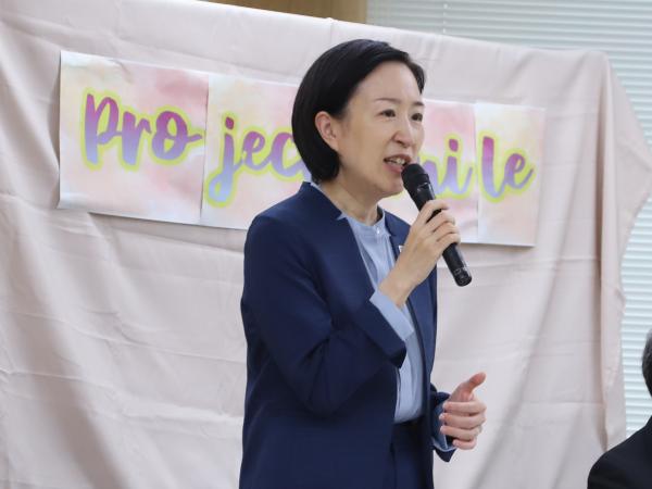 職員に期待を込める区長の写真