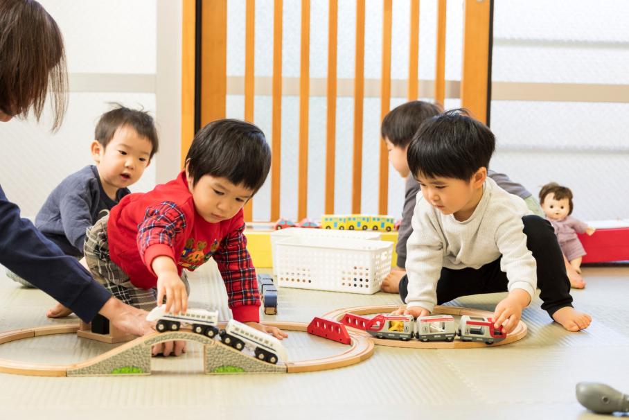保育園で幼児が遊んでいる写真