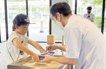 写真：手すき体験の様子