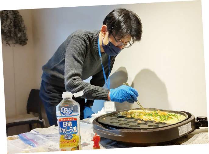 真剣にたこ焼きを作る寺口さん