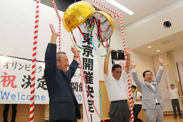 東京での開催が決定し、くす玉を割ってお祝い（9月8日早朝、江東区文化センターにて）