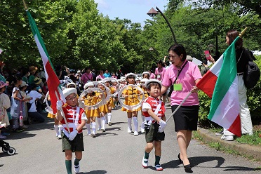 旗を掲げて園内をパレードする園児たち