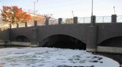 マイクロ水力発電設備が設置される横十間川親水公園 水門橋