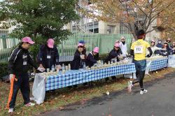 江東シーサイドマラソン大会の給水ボランテイア