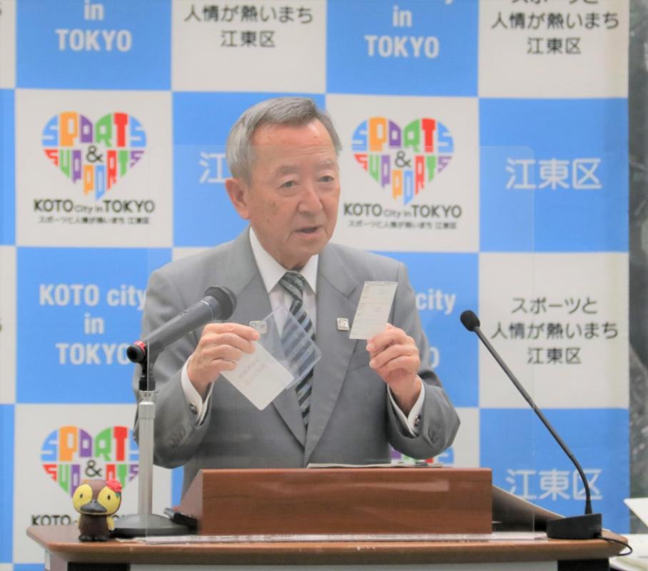 区長定例記者会見で説明する山﨑区長