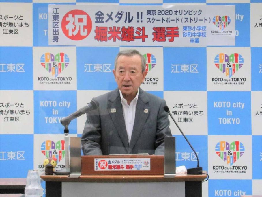 定例記者会見で説明する山﨑区長