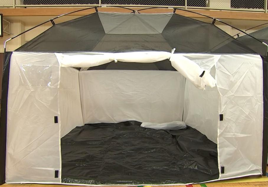 避難所に配備されている避難者用テント