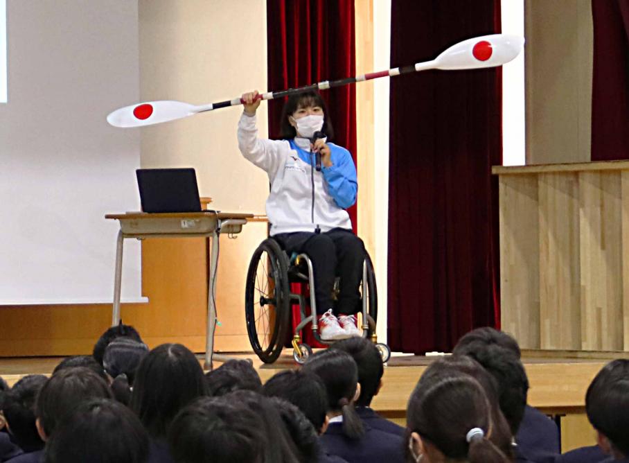 11月17日に行われた深川第四中学校での「心の教育授業」の様子①