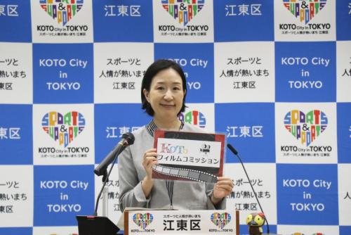 記者会見を行う大久保区長
