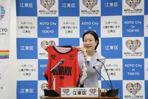 記者会見を行う大久保区長