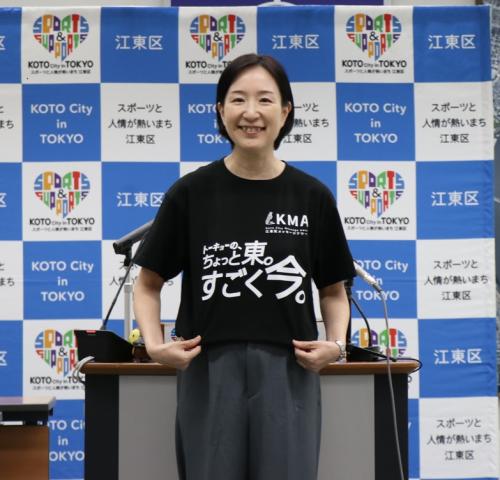 メッセージを見せる大久保区長