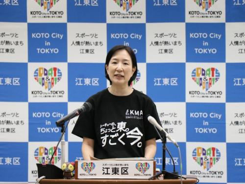 記者会見を行う大久保区長