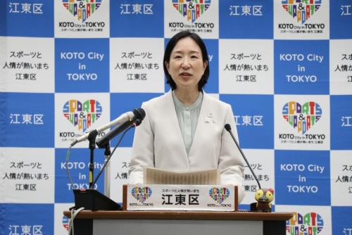 記者会見を実施する大久保区長