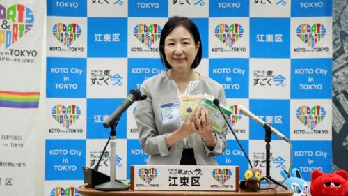 記者会見を行う大久保区長