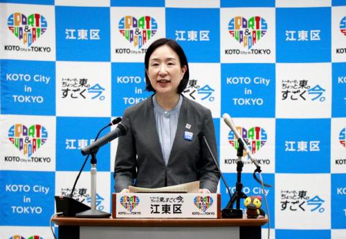 記者会見を行う大久保区長