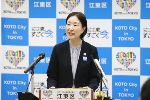 記者会見を行う大久保区長