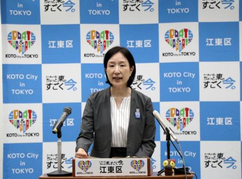 記者会見を行う大久保区長