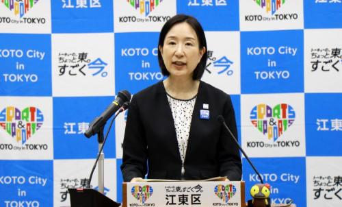 記者会見を行う大久保区長