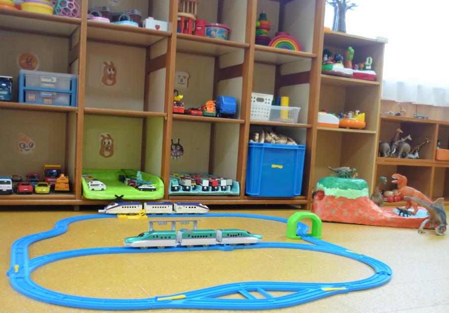 プラレールと遊具棚