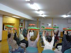 東砂福祉会館でのベルを使い、主に手を中心にした運動の模様です。
