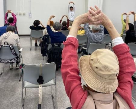 呼吸筋ストレッチ体操のようす