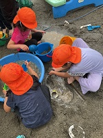 5歳児クラス泥んこ遊びの様子