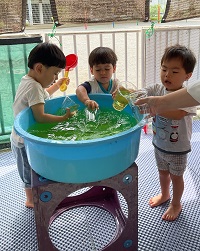 2歳児クラス色水遊びの様子