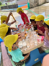 4歳児クラス水遊びの様子
