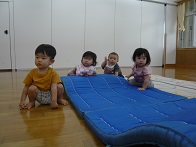 マットを使ったサーキットを楽しむもも組の様子