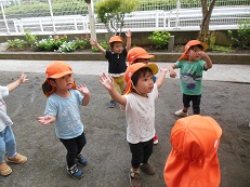 園庭で体操を踊るたんぽぽ組の様子