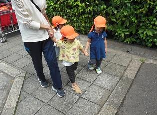 友達と手を繋いで歩いているよう様子
