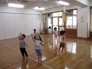 ホールで体操を楽しむなのはな組の様子
