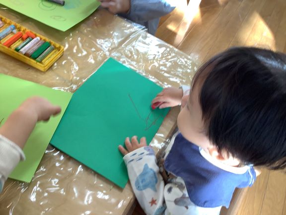 シールを貼るこども