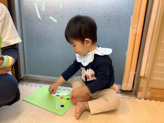 シールを貼るこども