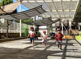 園庭でかけっこを楽しむちゅうりっぷ組の様子