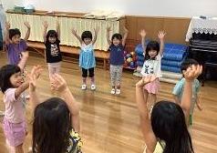 ホールで体操を踊るすみれ組の様子