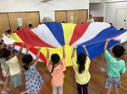 ホールでバルーンを楽しむひまわり組の様子
