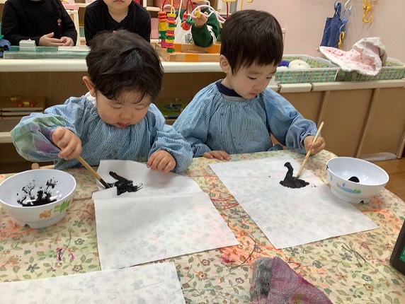 1歳造形活動の様子