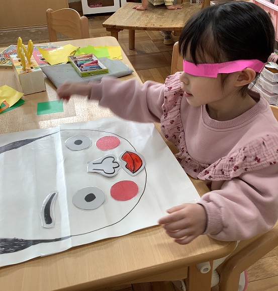 3歳福笑いの様子